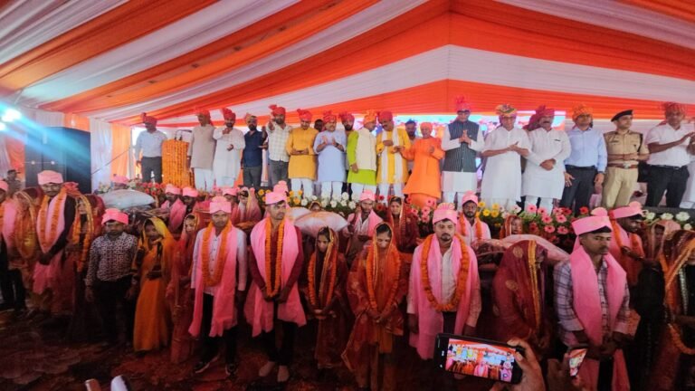 सिद्धार्थनगर में मुख्यमंत्री सामूहिक विवाह योजना के तहत 412 जोड़ों की शादी, जनप्रतिनिधियों ने दिया आशीर्वाद