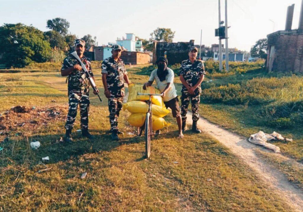 सिद्धार्थनगरः ककरहवा सीमा पर तीन बोरी यूरिया खाद के साथ नेपाली नागरिक पकड़ा गया 1 सिद्धार्थनगरः ककरहवा सीमा पर तीन बोरी यूरिया खाद के साथ नेपाली नागरिक पकड़ा गया - SIDDHARTHNAGAR, उत्तर प्रदेश