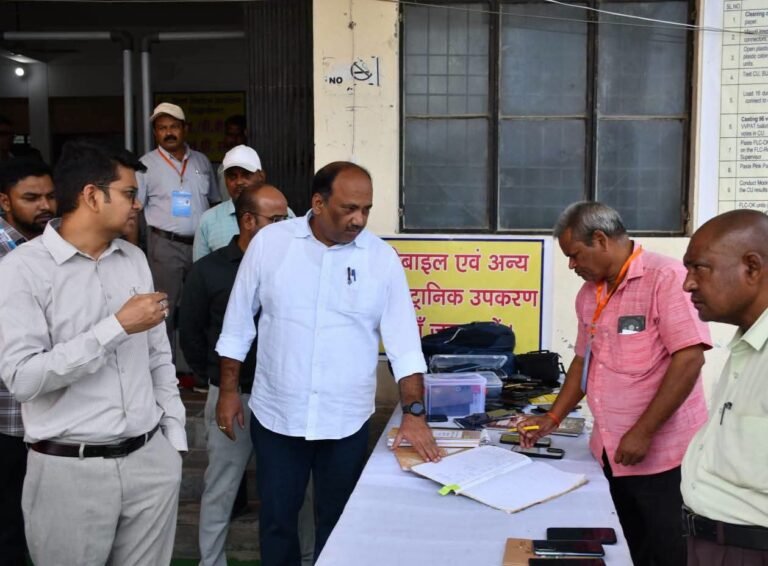सिद्धार्थनगर में EVM की प्रथम स्तरीय जांच का डीएम ने किया निरीक्षण, CCTV की निगरानी में चल रही प्रक्रिया⅔
