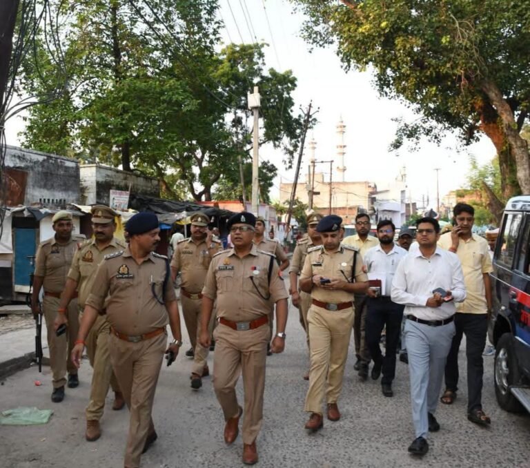 सिद्धार्थनगर में दुर्गा पूजा और मूर्ति विसर्जन को लेकर डीएम-एसपी ने किया फ्लैग मार्च