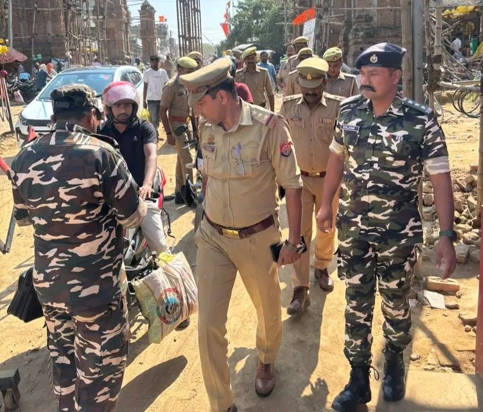 थाना शोहरतगढ़ पुलिस व एसएसबी द्वारा आपरेशन कवच के तहत थानाक्षेत्र के चौकी खुनुआं पर ग्राम सुरक्षा समिति के सदस्यों के साथ की गयी गोष्ठी हुई 1 थाना शोहरतगढ़ पुलिस व एसएसबी द्वारा आपरेशन कवच के तहत थानाक्षेत्र के चौकी खुनुआं पर ग्राम सुरक्षा समिति के सदस्यों के साथ की गयी गोष्ठी हुई - SIDDHARTHNAGAR, उत्तर प्रदेश