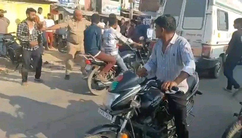 सिद्धार्थनगरः खेसरहा SBI ATM पर जमकर चले लात-घूंसे, मारपीट का वीडियो वायरल; गार्ड की गैरमौजूदगी पर उठे सवाल 1 सिद्धार्थनगरः खेसरहा SBI ATM पर जमकर चले लात-घूंसे, मारपीट का वीडियो वायरल; गार्ड की गैरमौजूदगी पर उठे सवाल - SIDDHARTHNAGAR, उत्तर प्रदेश