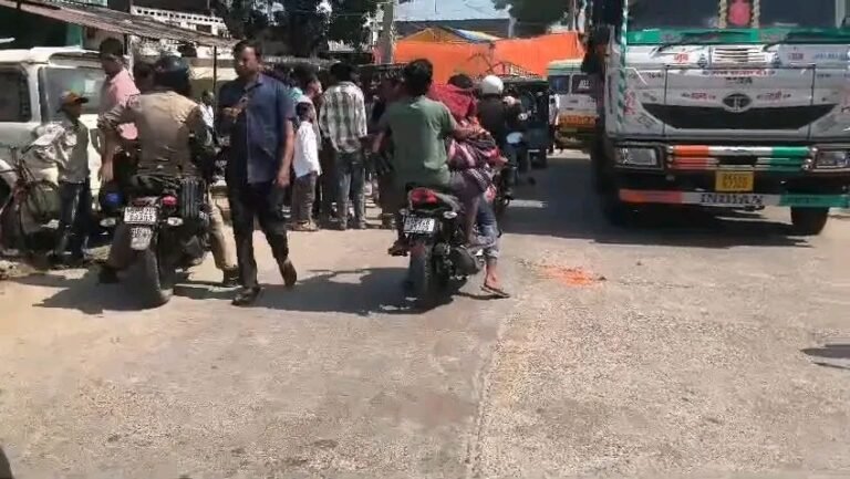 सिद्धार्थनगर में भीषण सड़क हादसा, ट्राला और बाइक की जोरदार भिड़ंत; बाइक सवार गंभीर घायल