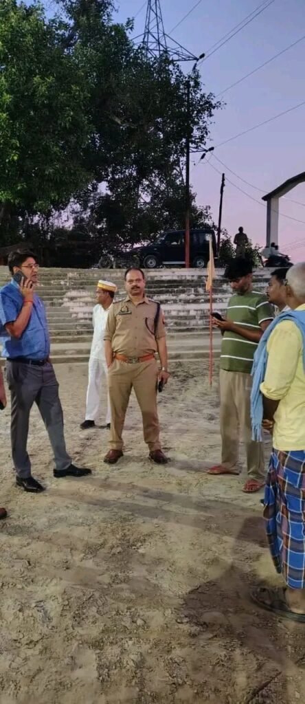 क्षेत्राधिकारी डुमरियागंज व उपजिलाधिकारी डुमरियागंज द्वारा राप्ती नदी घाट मूर्ति विसर्जन स्थल का निरीक्षण कर सम्बन्धित को दिये गये आवश्यक दिशा-निर्देश 1 क्षेत्राधिकारी डुमरियागंज व उपजिलाधिकारी डुमरियागंज द्वारा राप्ती नदी घाट मूर्ति विसर्जन स्थल का निरीक्षण कर सम्बन्धित को दिये गये आवश्यक दिशा-निर्देश - SIDDHARTHNAGAR, उत्तर प्रदेश