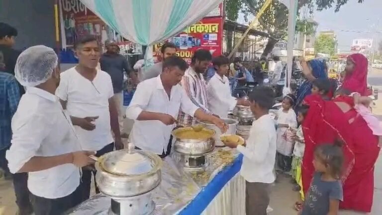 सिद्धार्थनगर में मुस्लिम परिवार ने कराया माता रानी का भंडारा पेश की हिंदू-मुस्लिम एकता की मिसाल