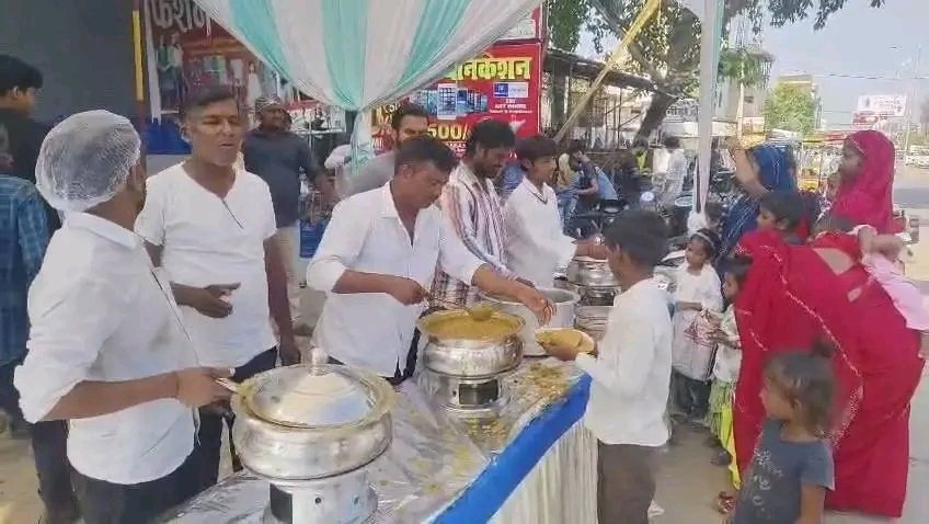 सिद्धार्थनगर में मुस्लिम परिवार ने कराया माता रानी का भंडारा पेश की हिंदू-मुस्लिम एकता की मिसाल - SIDDHARTHNAGAR, उत्तर प्रदेश