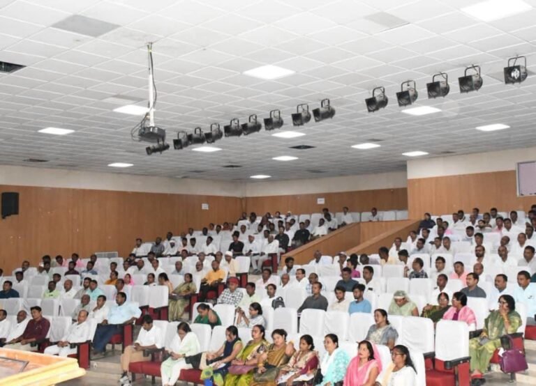 सिद्धार्थनगरः मतदाता सूची पुनरीक्षण को लेकर बीएलओ को दिया गया प्रशिक्षण, डीएम ने बूथों पर उपस्थित रहने के दिए निर्देश