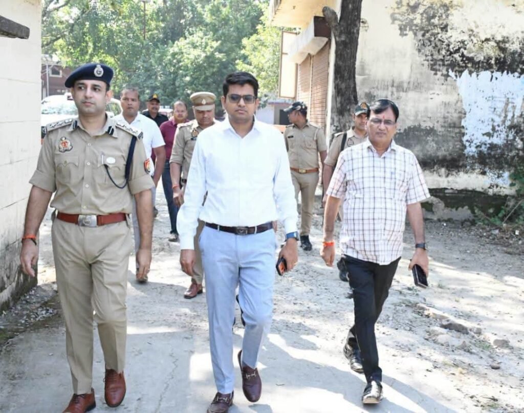 सिद्धार्थनगरः एमएलसी शिक्षक निर्वाचन को लेकर डीएम और एसपी ने मतदान केंद्रों का किया निरीक्षण, अधिकारियों को दिए निर्देश - SIDDHARTHNAGAR, उत्तर प्रदेश