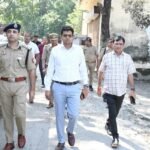 सिद्धार्थनगरः एमएलसी शिक्षक निर्वाचन को लेकर डीएम और एसपी ने मतदान केंद्रों का किया निरीक्षण, अधिकारियों को दिए निर्देश