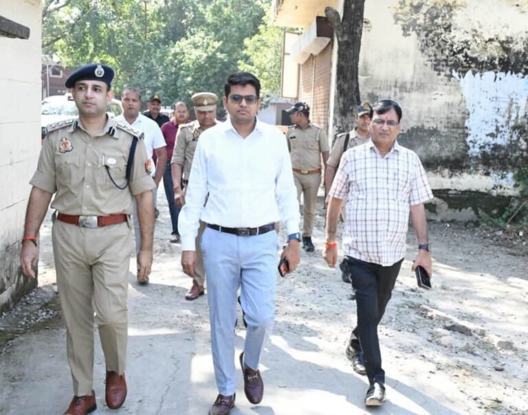 सिद्धार्थनगरः एमएलसी शिक्षक निर्वाचन को लेकर डीएम और एसपी ने मतदान केंद्रों का किया निरीक्षण, अधिकारियों को दिए निर्देश