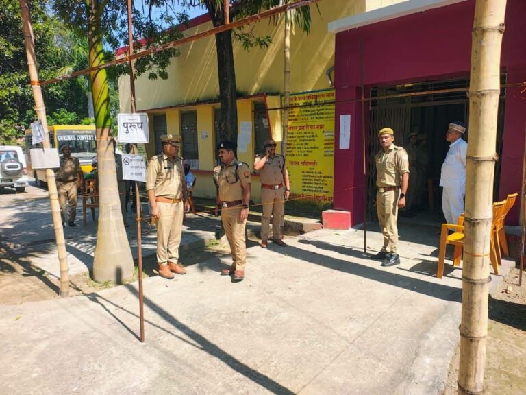 गोरखपुर-फैजाबाद खण्ड शिक्षक निर्वाचन-2026 को सकुशल सम्पन्न कराये जाने के दृष्टिगत अपर जिलाधिकारी व अपर पुलिस अधीक्षक द्वारा द्वारा क्षेत्राधिकारी शोहरतगढ़ के साथ तहसील शोहरतगढ़ के