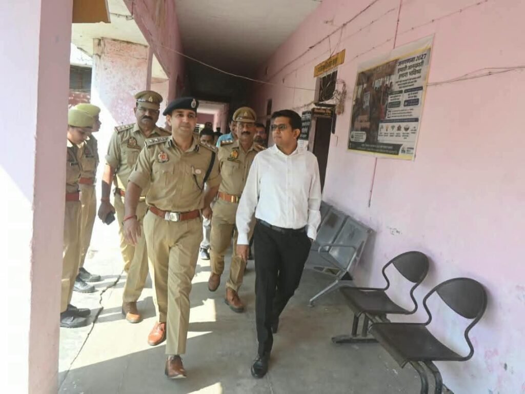 गोरखपुर-फैजाबाद खण्ड शिक्षक निर्वाचन-2026 को सकुशल सम्पन्न कराये जाने के दृष्टिगत जिलाधिकारी व वरिष्ठ पुलिस अधीक्षक द्वारा तहसील सदर व बांसी के अन्तर्गत मतदान केन्द्र का निरीक्षण क - SIDDHARTHNAGAR, उत्तर प्रदेश