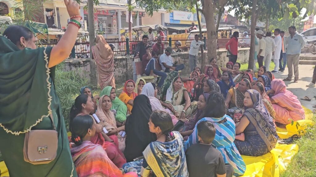 सिद्धार्थनगरः समूह सखियों का प्रदर्शन, 15 हजार मानदेय समेत 13 मांगें उठाईं 1 सिद्धार्थनगरः समूह सखियों का प्रदर्शन, 15 हजार मानदेय समेत 13 मांगें उठाईं - SIDDHARTHNAGAR, उत्तर प्रदेश