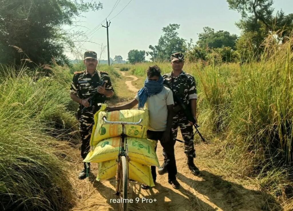 43वीं वाहिनी सशस्त्र सीमा बल की सीमा चौकी धनगढ़वा की विशेष गश्त ड्यूटी पार्टी द्वारा 03 बोरी खाद साथ 01 व्यक्ति को पकड़ा। - SIDDHARTHNAGAR, उत्तर प्रदेश