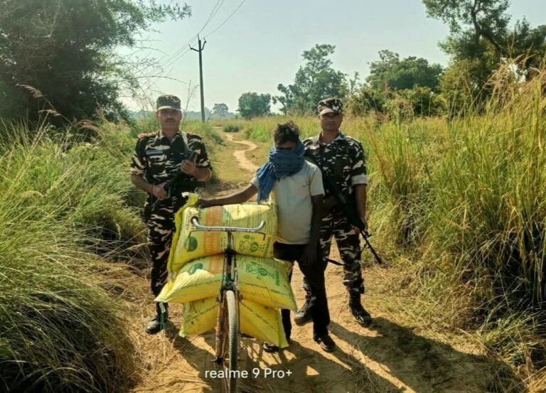 43वीं वाहिनी सशस्त्र सीमा बल की सीमा चौकी धनगढ़वा की विशेष गश्त ड्यूटी पार्टी द्वारा 03 बोरी खाद साथ 01 व्यक्ति को पकड़ा।