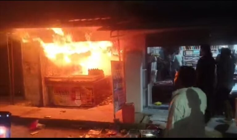 सिद्धार्थनगरः बांसी में मोबाइल दुकान में भीषण आग, लाखों का सामान जलकर राख |