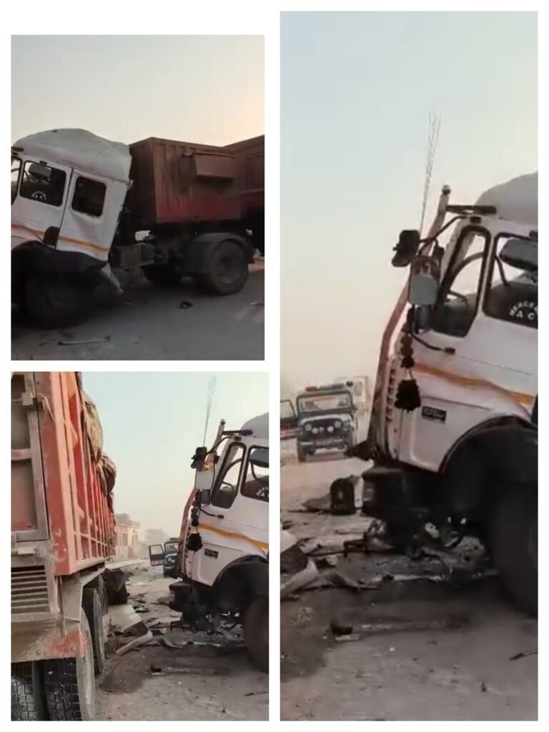 महोबा : जियो पेट्रोल पंप के पास दो ट्रकों की जोरदार भिड़ंत, नाले से टकराया ट्रक, एक घंटे तक जाम रहा नेशनल हाईवे
