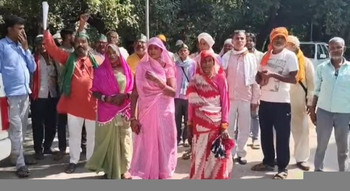 कबरई_बांध महोबा : 17 साल से अधूरा है मुआवजा, डूब क्षेत्र में आए ‘गंज’ गांव के किसानों का कलेक्ट्रेट पर हल्लाबोल