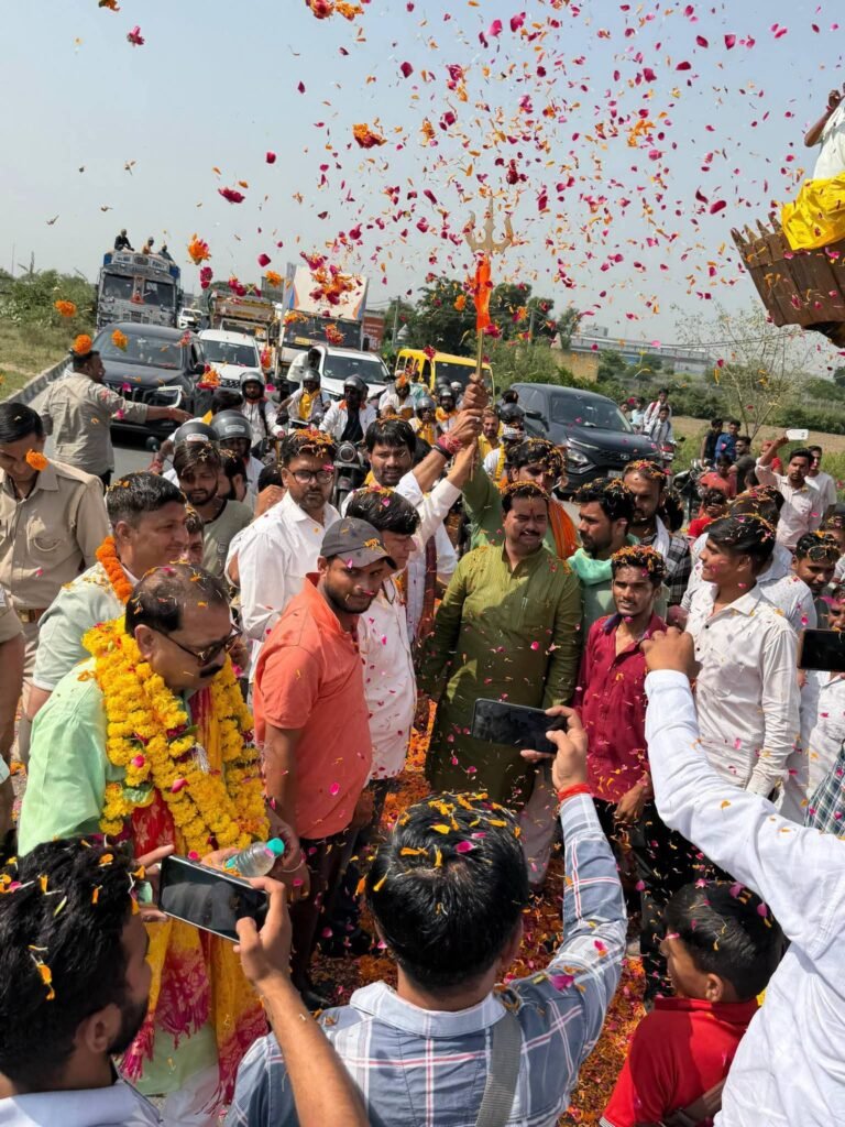 प्रधानमंत्री मोदी के जन्मस्थान से निकली कलश यात्रा सिकंद्राराऊ पहुंची: भाजपा कार्यकर्ताओं और स्थानीय लोगों ने जोरदार स्वागत किया