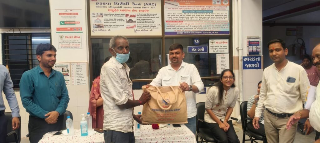 કપડવંજ સીએસસી ખાતે ટીબીના દર્દીઓને અમૂલ ડેરી દ્વારા પોષણ કીટનું વિતરણ 1 કપડવંજ સીએસસી ખાતે ટીબીના દર્દીઓને અમૂલ ડેરી દ્વારા પોષણ કીટનું વિતરણ - KHEDA, गुजरात