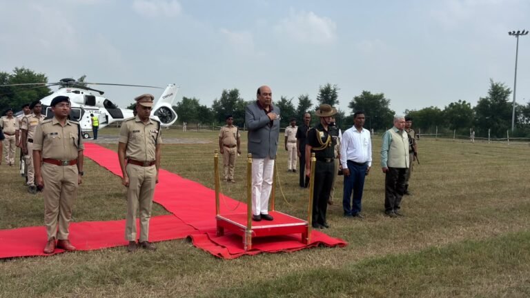 गया जिले के पंचानपुर स्थित दक्षिण बिहार केंद्रीय विश्वविद्यालय परिसर में माननीय राज्यपाल बिहार के आगमन पर गया पुलिस द्वारा उन्हें गार्ड ऑफ ऑनर देकर सम्मानपूर्वक सलामी दी गई l