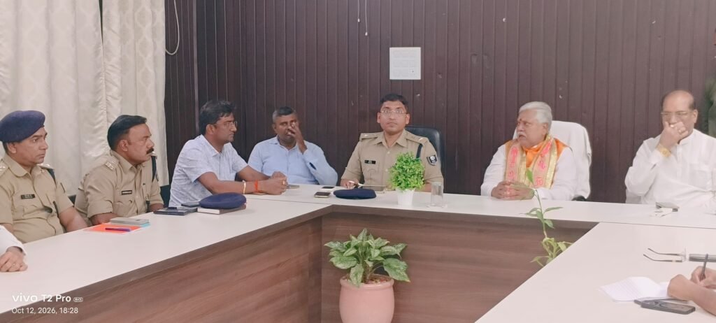 आज बिहार विधानसभा अध्यक्ष डॉ प्रेम कुमार की अध्यक्षता में दशहरा पर्व के अवसर पर सुरक्षा व्यवस्था एवं विधि व्यवस्था को लेकर पुलिस एवं प्रशासनिक अधिकारियों के साथ समीक्षा बैठक की गई - गया, बिहार