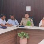 आज बिहार विधानसभा अध्यक्ष डॉ प्रेम कुमार की अध्यक्षता में दशहरा पर्व के अवसर पर सुरक्षा व्यवस्था एवं विधि व्यवस्था को लेकर पुलिस एवं प्रशासनिक अधिकारियों के साथ समीक्षा बैठक की गई