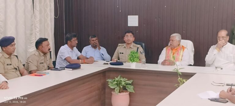 आज बिहार विधानसभा अध्यक्ष डॉ प्रेम कुमार की अध्यक्षता में दशहरा पर्व के अवसर पर सुरक्षा व्यवस्था एवं विधि व्यवस्था को लेकर पुलिस एवं प्रशासनिक अधिकारियों के साथ समीक्षा बैठक की गई