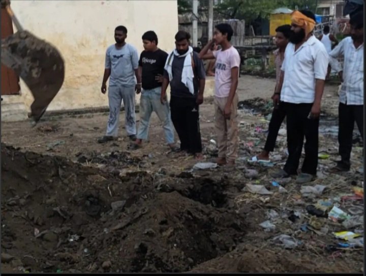 मुरसान के कोटा में एक गोवंश मृत मिलाः ग्राम प्रधान योगेश कुशवाहा और गौसेवकों ने जेसीबी से जमीन में दफनाया