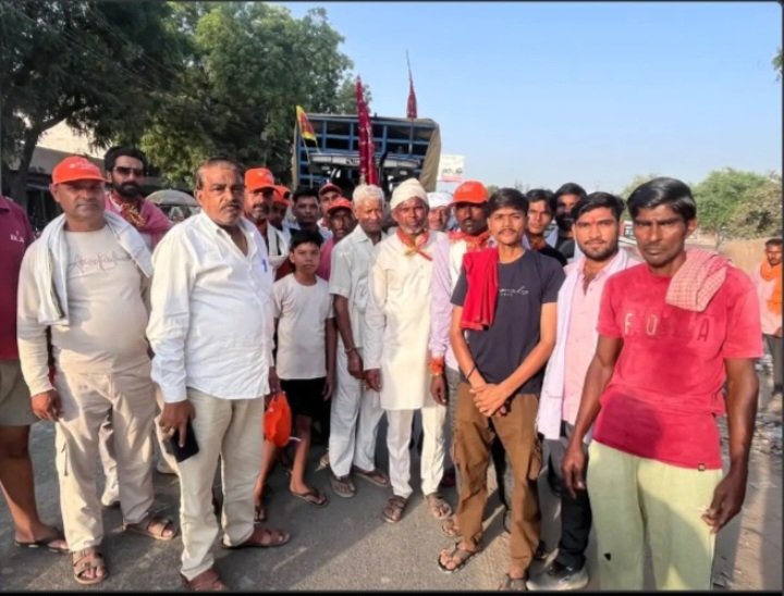 सहपऊ से 43 श्रद्धालुओं का जत्था कैलादेवी के लिए खानाः मानिकपुर, नगला सलेम और दोंहई के लोग शामिल; बुजुर्गों का आशीर्वाद लेकर यात्रा शुरू की
