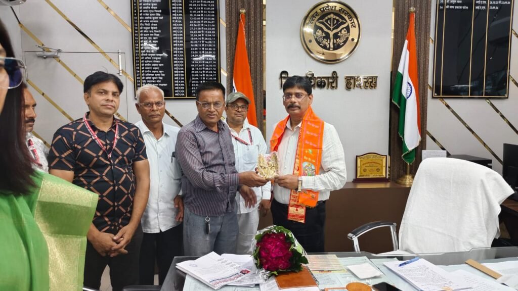सुनील कुमार को कलेक्ट्रेट से हटाकर मूल विभाग भेजने की मांग 1 सुनील कुमार को कलेक्ट्रेट से हटाकर मूल विभाग भेजने की मांग - HATHRAS, उत्तर प्रदेश