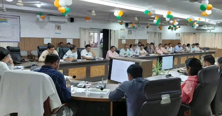जिलाधिकारी ने की कर-करेत्तर एवं राजस्व वसूली की प्रगति की समीक्षा, संबंधित अधिकारियों को शासन द्वारा निर्धारित लक्ष्यों के सापेक्ष शत-प्रतिशत वसूली सुनिश्चित करने के निर्देश