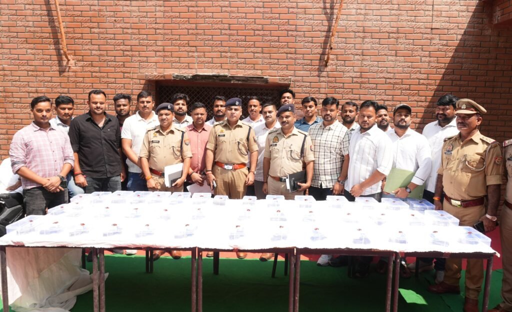 गाजीपुर में अंतर्राज्यीय अवैध शस्त्र तस्करी का भंडाफोड़, 38 हथियारों के साथ तीन तस्कर गिरफ्तार. 1 गाजीपुर में अंतर्राज्यीय अवैध शस्त्र तस्करी का भंडाफोड़, 38 हथियारों के साथ तीन तस्कर गिरफ्तार. - GHAZIPUR, उत्तर प्रदेश