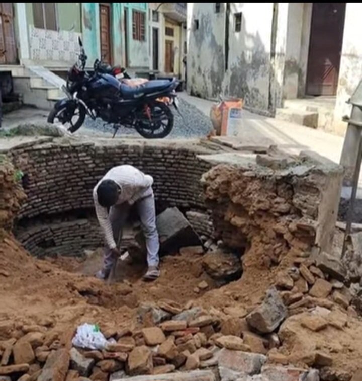 कुएं पर चला जेसीबी का पंजा, आक्रोश