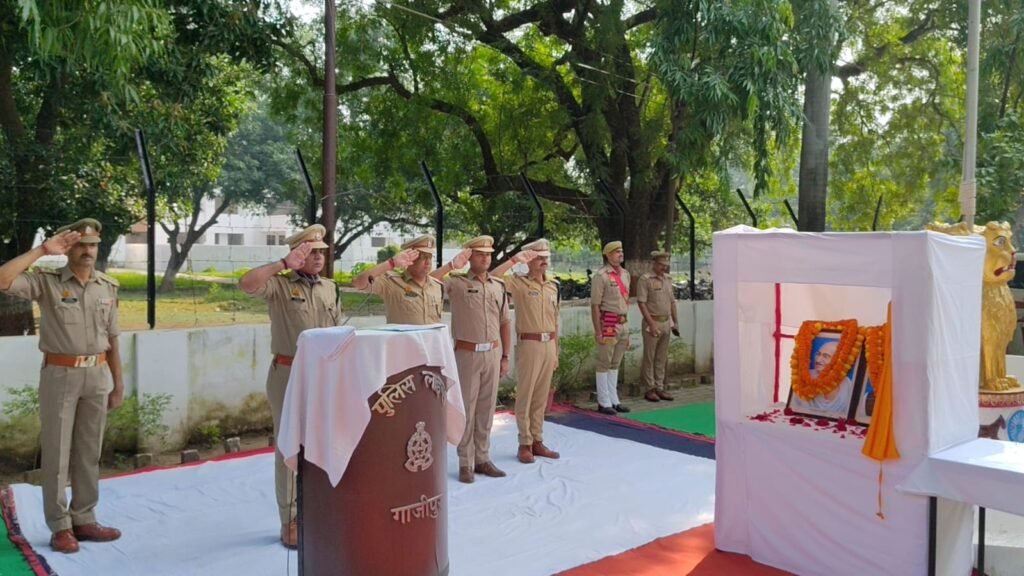 गांधी जयंती पर गाजीपुर पुलिस ने महात्मा गांधी और लाल बहादुर शास्त्री को दी श्रद्धांजलि, उत्कृष्ट सेवा पदक से सम्मानित हुईं निरीक्षक गीता राय. - GHAZIPUR, उत्तर प्रदेश