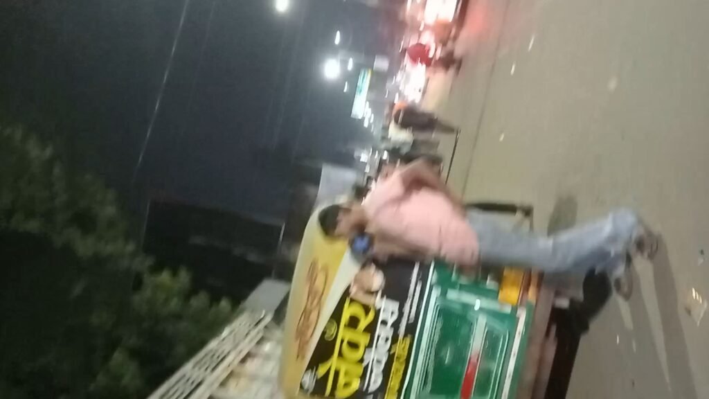 कानपुर नगर थाना जाजमऊ चौकी शिव गोदावरी भारत पेट्रोल पंप ओम पुरवा ताड़ी खाने के पास सार्वजनिक जगह शराब पीना अपराध है आखिर प्रशासन और शासन मौन क्यों हैं