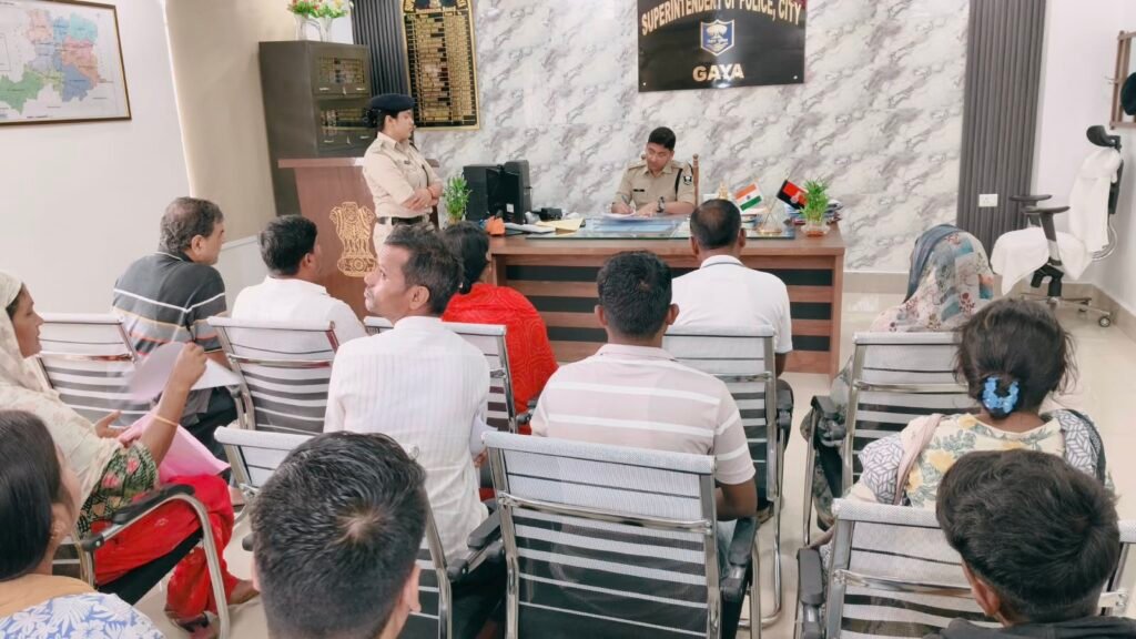 आज नगर पुलिस अधीक्षक गया द्वारा जनता दरबार में आमजनों की शिकायतें सुनी गई l 1 आज नगर पुलिस अधीक्षक गया द्वारा जनता दरबार में आमजनों की शिकायतें सुनी गई l - गया, बिहार