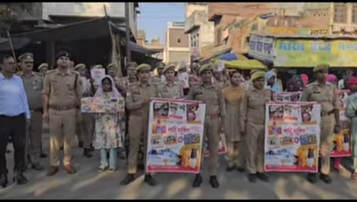 सिकंद्राराऊ में मिशन शक्ति के तहत पुलिस का पैदल मार्च, महिलाओं को किया जागरूक