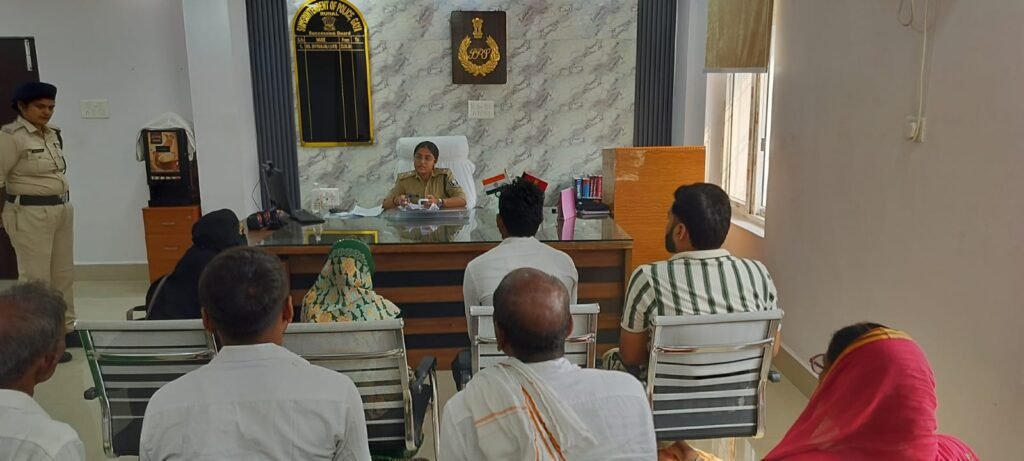 आज पुलिस अधीक्षक ग्रामीण, गया के द्वारा जनता दरबार में आमजनों की शिकायतें सुनी गई l - गया, बिहार