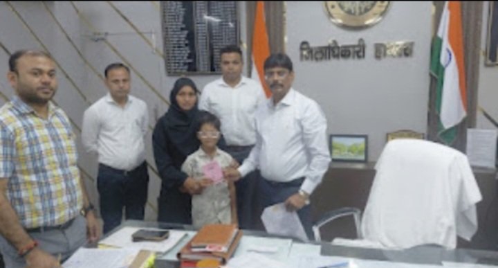 जिलाधिकारी की संवेदनशील पहल से 24 घंटे में प्रार्थिया को मिला अंत्योदय राशन कार्ड का लाभ