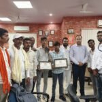 चार महिलाओं की जान बचाने वाले दो साहसी बालकों को जिला पदाधिकारी गया ने प्रशस्ति पत्र देकर किया सम्मानित l