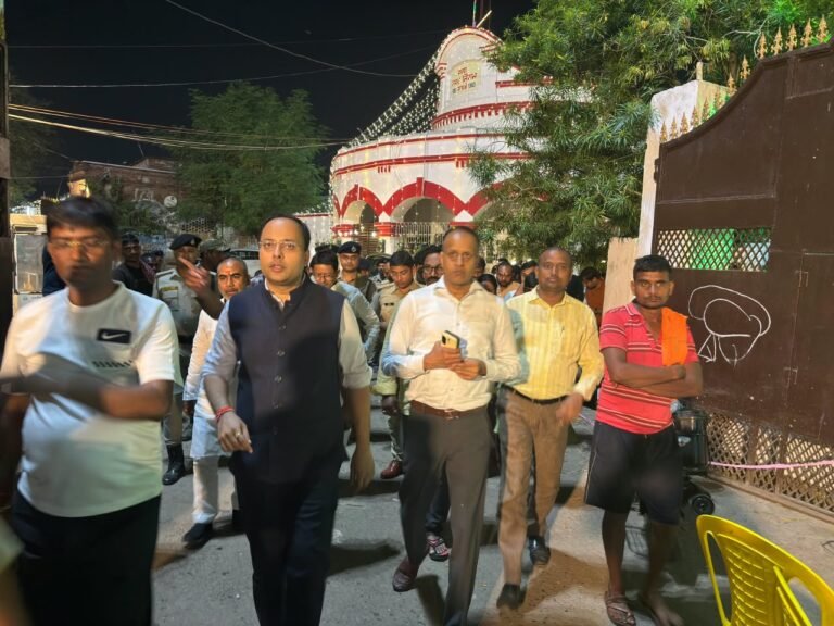 दुर्गापूजा के अवसर पर विधि व्यवस्था एवं सुरक्षा व्यवस्था का जायजा लेने हेतु केदारनाथ मार्केट, दुखहरनी मंदिर, गांधी मैदान एवं मंगलागौरी मंदिर का निरीक्षण किया गया l