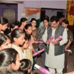 हाथरस के पूर्व पालिकाध्यक्ष आशीष शर्मा ने शिशु शिक्षा मंदिर में किया कन्या पूजन, बांटी पाठ्य-सामग्री