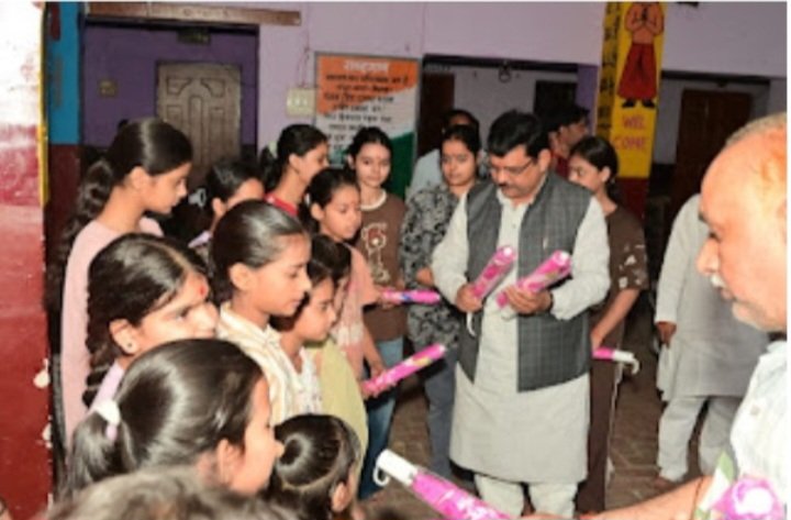 हाथरस के पूर्व पालिकाध्यक्ष आशीष शर्मा ने शिशु शिक्षा मंदिर में किया कन्या पूजन, बांटी पाठ्य-सामग्री