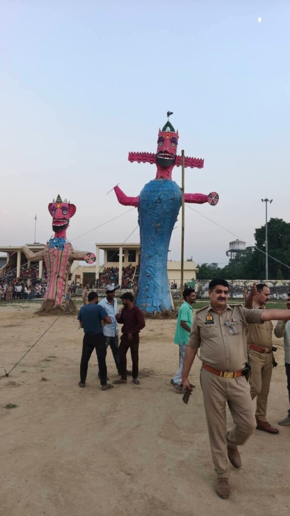 धूमधाम से मनाया गया विजयदशमी पर्व, अग्निबाण लगते ही धू-धू कर जले रावण और मेघनाथ के पुतले 1 धूमधाम से मनाया गया विजयदशमी पर्व, अग्निबाण लगते ही धू-धू कर जले रावण और मेघनाथ के पुतले - HATHRAS, उत्तर प्रदेश