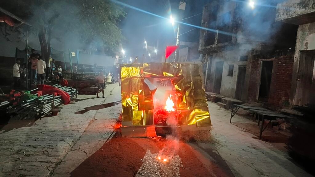 पुरदिलनगर कस्बे के मोहल्ला पथवारी गेट में चल रही रामलीला मंच पर रामलीला का मंचन करते कलाकार लंका दहन किया हनुमान जी 1 पुरदिलनगर कस्बे के मोहल्ला पथवारी गेट में चल रही रामलीला मंच पर रामलीला का मंचन करते कलाकार लंका दहन किया हनुमान जी - HATHRAS, उत्तर प्रदेश