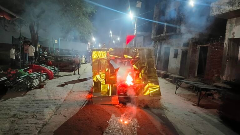 पुरदिलनगर कस्बे के मोहल्ला पथवारी गेट में चल रही रामलीला मंच पर रामलीला का मंचन करते कलाकार लंका दहन किया हनुमान जी