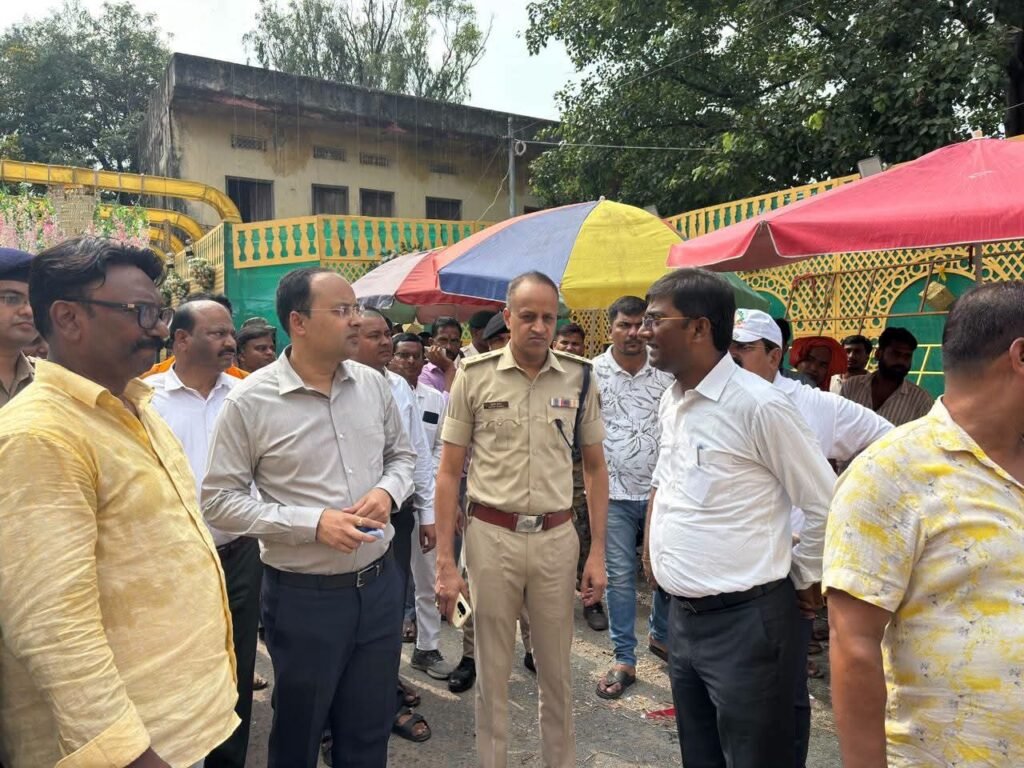 दुर्गापूजा के मद्देनजर जिलाधिकारी एवं वरीय पुलिस अधीक्षक ने विभिन्न पूजा पंडालों, रावण दहन एवं मूर्ति विसर्जन स्थलों का किया निरीक्षण l - गया, बिहार