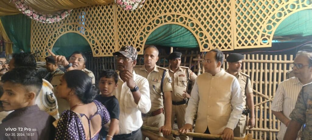 विजयादशमी पर्व के अवसर पर जिलाधिकारी, गया वरीय पुलिस अधीक्षक, गया, नगर पुलिस अधीक्षक, गया एवं सदर अनुमंडल पदाधिकारी गया द्वारा केदारनाथ पंडाल में उमड़ी अत्यधिक भीड़ का जायजा लिया l 1 विजयादशमी पर्व के अवसर पर जिलाधिकारी, गया वरीय पुलिस अधीक्षक, गया, नगर पुलिस अधीक्षक, गया एवं सदर अनुमंडल पदाधिकारी गया द्वारा केदारनाथ पंडाल में उमड़ी अत्यधिक भीड़ का जायजा लिया l - गया, बिहार