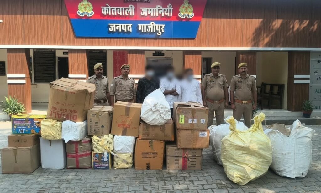 जमानियां में पुलिस की बड़ी कार्रवाई, 4.78 कुंतल अवैध पटाखों के साथ तीन गिरफ्तार 1 जमानियां में पुलिस की बड़ी कार्रवाई, 4.78 कुंतल अवैध पटाखों के साथ तीन गिरफ्तार - GHAZIPUR, उत्तर प्रदेश